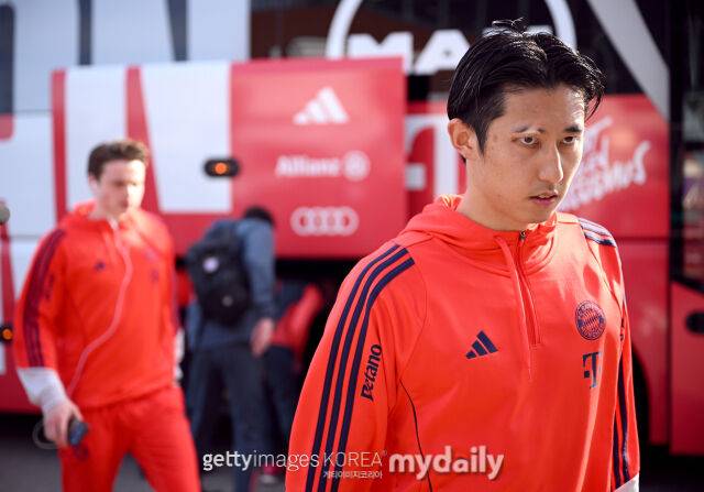 바이에른 뮌헨 수비수 이토가 장크트 파울리와의 2025-26시즌 분데스리가 30라운드를 앞두고 경기장에 입장하고 있다. /게티이미지코리아