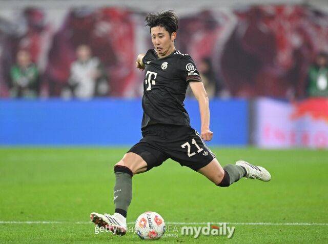 바이에른 뮌헨의 이토가 라이프치히와의 2025-26시즌 분데스리가 원정 경기에서 킥을 시도하고 있다. /게티이미지코리아