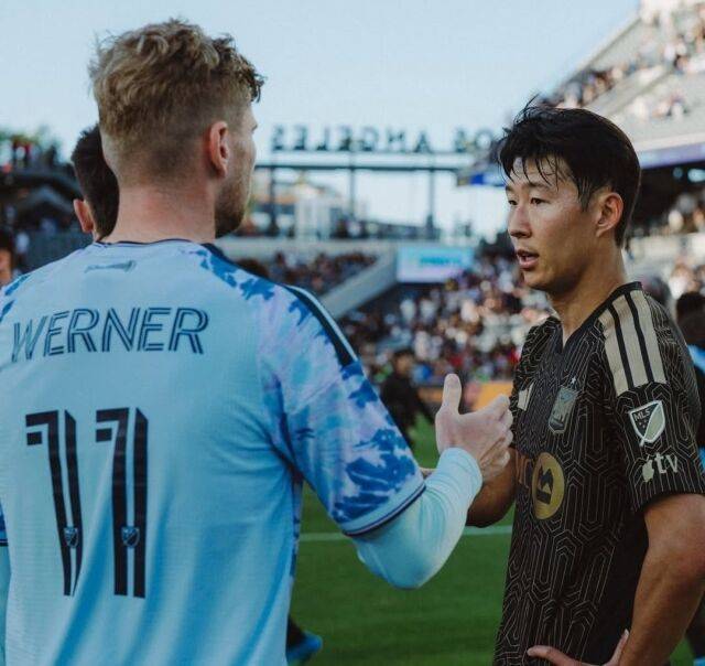 티모 베르너(산호세 어스퀘이크)가 토트넘 홋스퍼 시절 동료 손흥민과 위고 요리스(LA FC)를 상대로 판정승을 거뒀다. 베르너(왼쪽)가 손흥민과 인사를 나누고 있다./산호세 어스퀘이크 제공