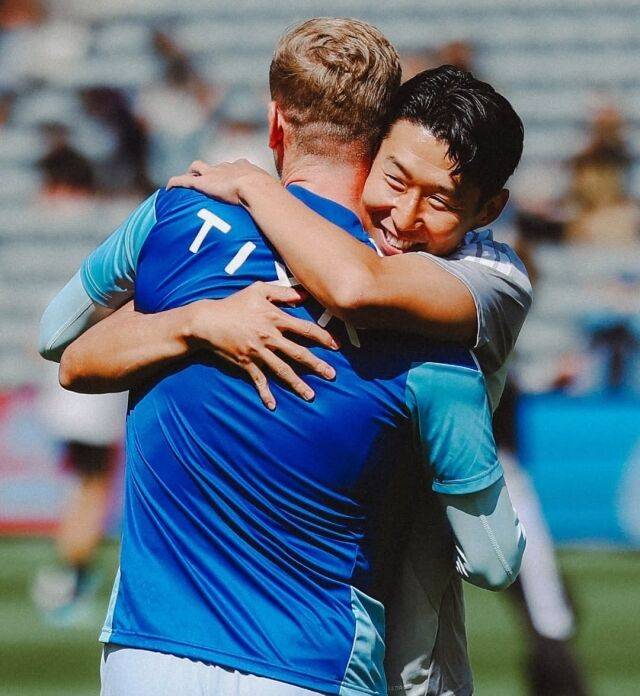 티모 베르너(산호세 어스퀘이크)가 토트넘 홋스퍼 시절 동료 손흥민과 위고 요리스(LA FC)를 상대로 판정승을 거뒀다. 베르너(왼쪽)가 손흥민과 포옹하고 있다./산호세 어스퀘이크 제공