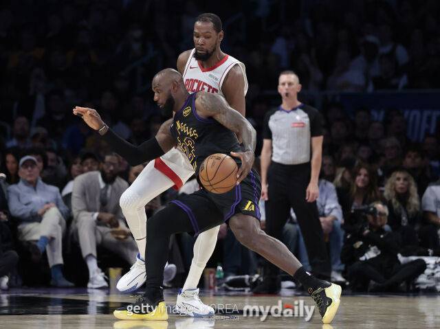 르브론(오른쪽)이 듀런트를 앞에 두고 드리블 돌파를 하고 있다. /게티이미지코리아