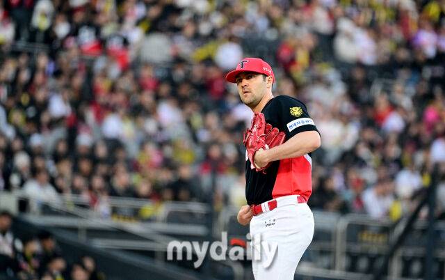 2026년 4월 22일 오후 경기도 수원KT위즈파크에서 열린 '2026 신한 SOL KBO리그' KIA 타이거즈와 KT 위즈의 경기. KIA 선발투수 네일이 KT 더그아웃을 보고 있다./수원 = 유진형 기자