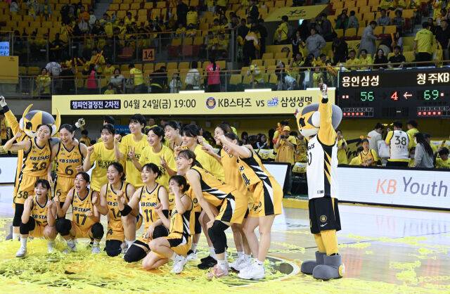 청주 KB스타즈가 22일 청주체육관에서 열린 여자프로농구 챔피언결정전 1차전에서 용인 삼성생명에 승리를 거뒀다. KB스타즈 선수단이 승리를 거둔 후 기념 사진을 촬영하고 있다./WKBL 제공