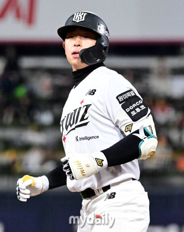 2026년 4월 22일 오후 경기도 수원KT위즈파크에서 열린 '2026 신한 SOL KBO리그' KIA 타이거즈와 KT 위즈의 경기. KT 이강민이 7회말 2사 만루서 2타점 적시타를 친 뒤 기뻐하고 있다./수원 = 유진형 기자