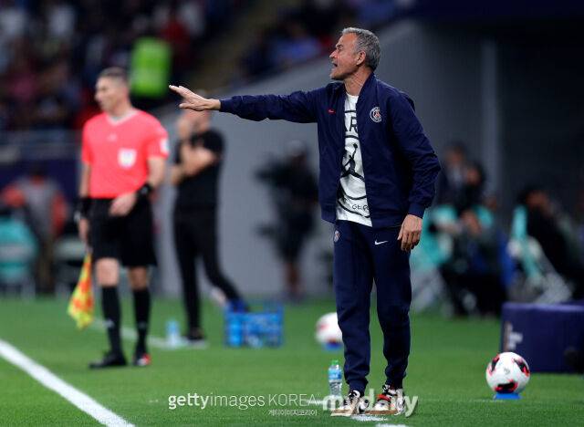 22일 니콜로 스키라에 따르면 파리 셍제르망(PSG)은 루이스 엔리케 감독과 재계약에 임박했다. 선수단에게 지시를 내리고 있는 엔리케 감독./게티이미지코리아