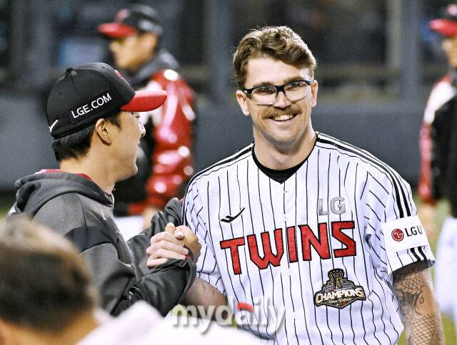 LG 웰스가 22일 서울 잠실야구장에서 진행된 '2026 프로야구 KBO리그' LG트윈스와 한화이글스의 경기서 3-0으로 승리한 뒤 미소를 짓고 있다./잠실=송일섭 기자