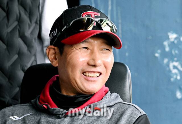 LG 염경엽 감독이 22일 경기전 훈련에서 인타뷰를 하고 있다./잠실=송일섭 기자