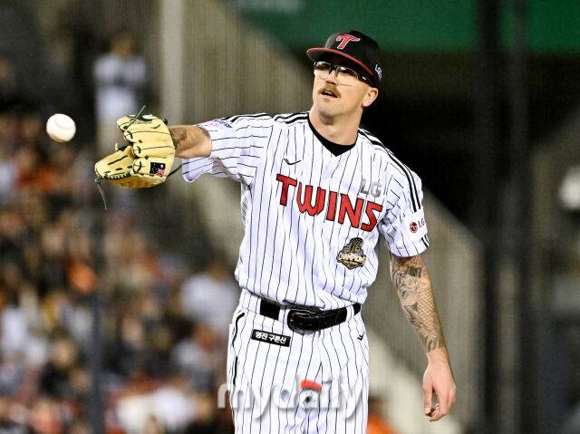 LG 웰스가 22일 서울 잠실야구장에서 진행된 '2026 프로야구 KBO리그' LG트윈스와 한화이글스의 경기서 포수에게 공을 받고 있다./잠실=송일섭 기자