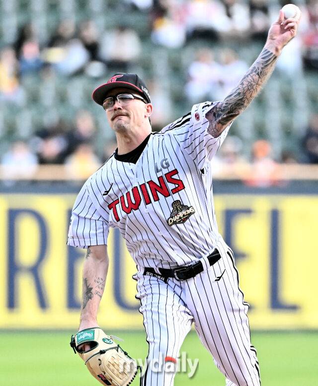 LG 웰스가 22일 서울 잠실야구장에서 진행된 '2026 프로야구 KBO리그' LG트윈스와 한화이글스의 경기서 역투하고 있다./잠실=송일섭 기자