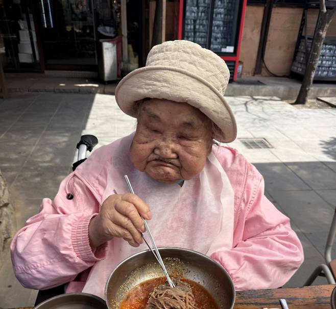 막국수 전문점에는 휠체어를 타고 들어갈 수가 없어서 포기. 대신 닭갈비집 야외 공간에서 막국수를 드시는 모습.