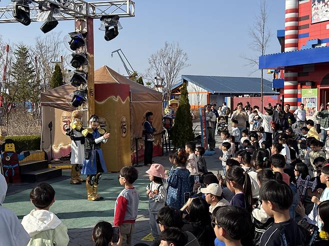 브릭스트리트 원형 광장에서 열린 공연. 관람을 하려는 인파로 가득하다.