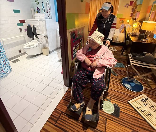 화장실 문턱이 없고, 양변기에 장애인 보조 시설도 완비된 레고랜드 호텔의 객실