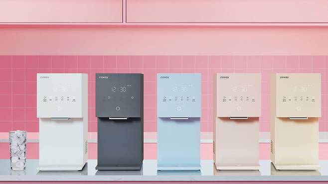 코웨이 아이콘 얼음정수기 미니 제품사진. 코웨이는 최근 ‘코웨이 페스타’ 흥행 덕분에 지난 3월 정수기 판매가 지난해 대비 25% 늘었다고 최근 밝혔다. 코웨이는 정수기 시장 1위 업체다. [코웨이]