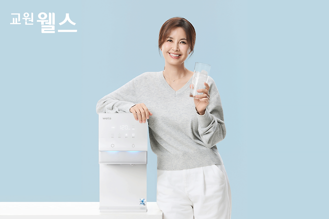 교원웰스는 배우 신애라를 광고모델로 삼았다. [교원웰스]