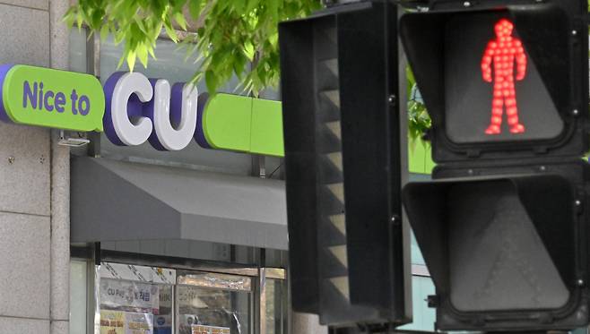 지난 20일 BGF리테일에 공동교섭을 촉구하기 위한 집회 과정에서 민주노총 공공운수노조 화물연대 소속 조합원 3명이 비조합원이 몬 차량에 1명이 숨지고 2명이 다치는 사고가 발생했다. 서울 도심 내 한 CU편의점 인근 신호등에 빨간불이 켜져 있다. [헤럴드DB]