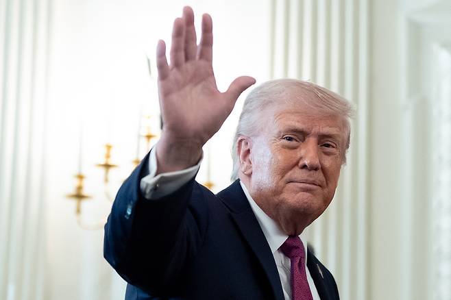 도널드 트럼프 미국 대통령이 21일(현지시간) 백악관에서 연설을 마치고 손을 흔들고 있다. [AP]