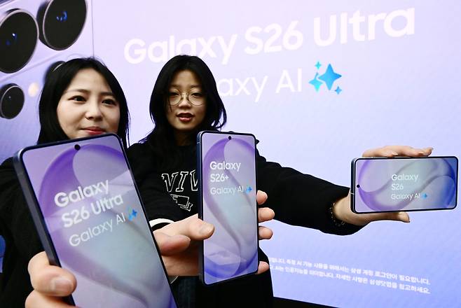지난 2월 서울 종로구 KT 온맞이 광화문 플래그십매장에서 모델들이 삼성 갤럭시 S26 울트라를 선보이고 있다. 갤럭시 S26 시리즈는 삼성과 구글이 공동 개발한 모바일용 인공지능 운영체제(AI OS)를 최초로 탑재했다. 이상섭 기자