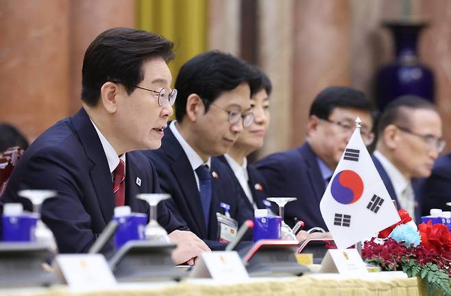 이재명 대통령이 22일(현지시간) 베트남 하노이 주석궁에서 열린 또 럼 베트남 공산당 서기장 겸 국가주석과의 확대정상회담에서 발언하고 있다. [연합]