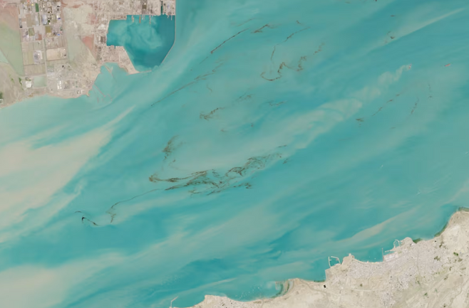 2026년 4월 2일 페르시아만의 석유 유출 모습. [센티넬-2/유럽 우주국]