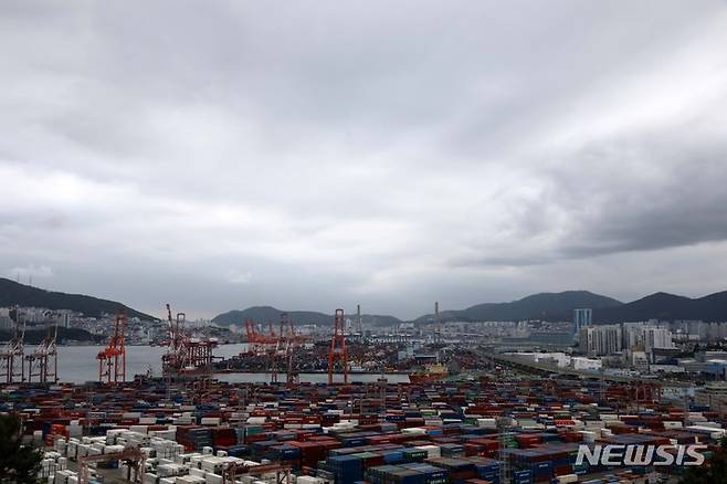 먹구름이 낀 부산항 신선대 및 감만부두 하늘. (뉴시스DB) photo@newsis.com
