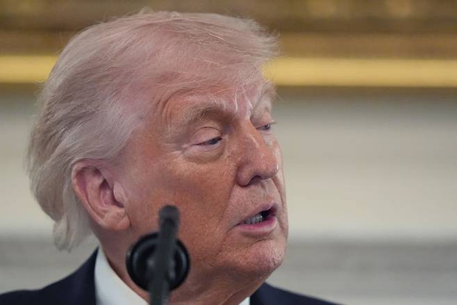 [워싱턴=AP/뉴시스]도널드 트럼프 미국 대통령이 21일(현지 시간) 백악관에서 대학 스포츠 우승팀 축하행사에서 연설하고 있다. 트럼프 대통령은 이란과의 휴전이 연장됐다고 소셜미디어(SNS)에 발표한 이후 연설에 나섰는데, 이란 전쟁은 전혀 언급하지 않았다. 2026.04.22.