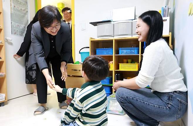 [세종=뉴시스]정은경 보건복지부 장관이 21일 오후 4시에 서울 노원구 소재 학대피해아동쉼터를 방문해 시설 현장상황을 점검하고, 종사자들을 격려했다. (사진=보건복지부 제공) 2026.04.21. photo@newsis.com  *재판매 및 DB 금지