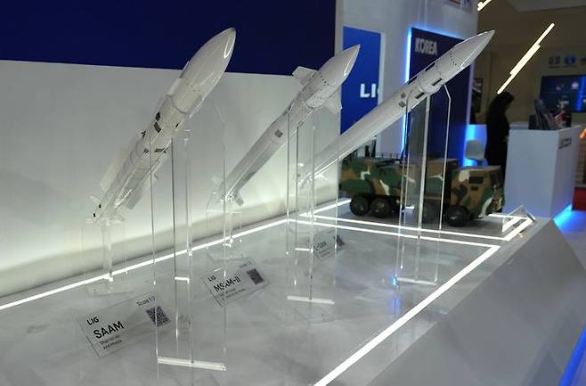[쿠알라룸푸르=뉴시스] 'DSA 2026' LIG D&A 부스의 천궁과 해궁. (사진=한국방위산업진흥회 제공) 2026.04.22.  *재판매 및 DB 금지