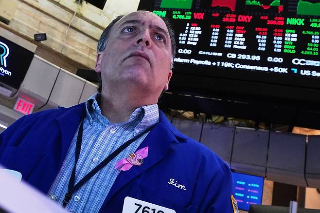 [뉴욕=AP/뉴시스]월가 트레이더 제임스 콘티가 20일(현지 시간) 뉴욕증권거래소(NYSE)에서 업무를 보고 있다. 2025.11.21.