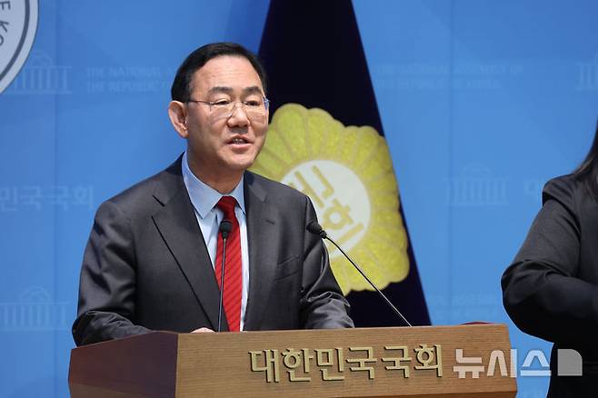 [서울=뉴시스] 고승민 기자 = 주호영 국민의힘 의원이 공천관리위원회의 대구시장 후보 공천 배제(컷오프) 결정에 반발해 법원에 낸 가처분 신청이 항고심에서도 받아들여지지 않았다. 사진은 주 의원이 지난 8일 서울 여의도 국회 소통관에서 현안 기자회견을 하고 있는 모습. 2026.04.22. kkssmm99@newsis.com