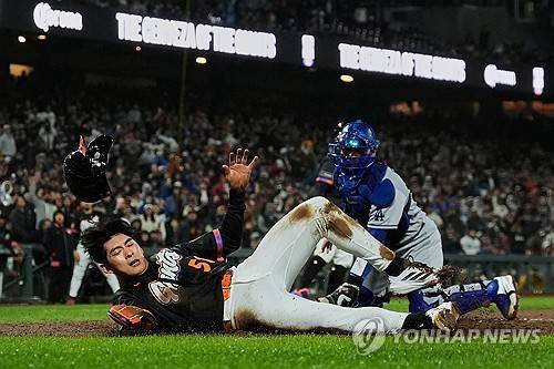 홈에 쇄도했다가 아쉽게 아웃된 이정후 [AP=연합뉴스]