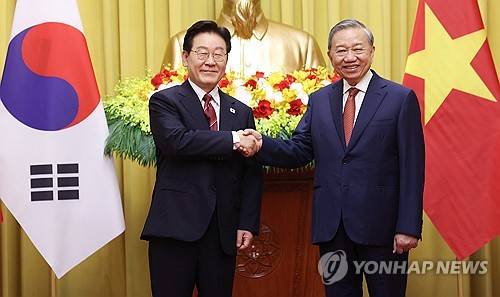 악수하는 한-베트남 정상 (하노이=연합뉴스) 김도훈 기자 = 이재명 대통령과 또 럼 베트남 공산당 서기장 겸 국가주석이 22일(현지시간) 하노이 주석궁에서 기념촬영을 하고 있다. 2026.4.22 superdoo82@yna.co.kr