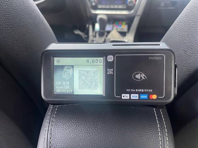 택시 뒷좌석 결제단말기. 강릉시 제공