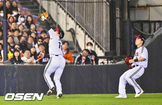 4회초 1사 1루 한화 이도윤의 뜬공때 오지환 유격수가 타구를 놓치고 있다.