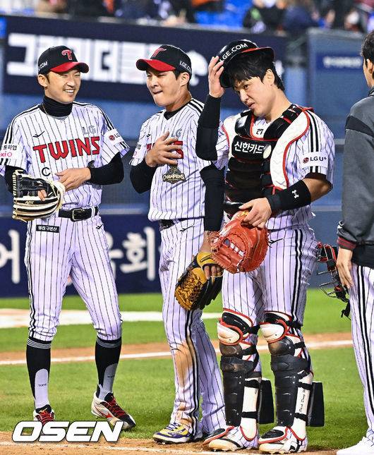 경기종료 후 실책을 기록했던 LG 오지환이 가슴을 쓸어내리고 있다.