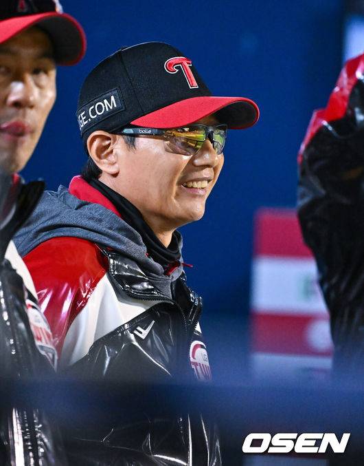 [OSEN=잠실, 박준형 기자] 21일 오후 서울 잠실구장에서 2026 신한 SOL KBO리그 LG 트윈스와 한화 이글스의 경기가 진행됐다.이날 LG는 송승기를, 한화는 문동주를 선발투수로 내세웠다.7회초 LG 염경엽 감독이 미소 짓고 있다.    2026.04.21 / soul1014@osen.co.kr