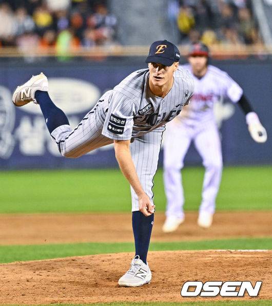 [OSEN=잠실, 박준형 기자] 21일 오후 서울 잠실구장에서 2026 신한 SOL KBO리그 LG 트윈스와 한화 이글스의 경기가 진행됐다.이날 LG는 송승기를, 한화는 문동주를 선발투수로 내세웠다.7회말 한화 마무리 투수 쿠싱이 역투하고 있다.   2026.04.21 / soul1014@osen.co.kr