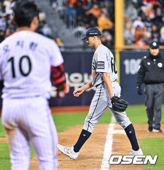 [OSEN=잠실, 박준형 기자] 21일 오후 서울 잠실구장에서 2026 신한 SOL KBO리그 LG 트윈스와 한화 이글스의 경기가 진행됐다.이날 LG는 송승기를, 한화는 문동주를 선발투수로 내세웠다.7회말 2사 한화 쿠싱 투수가 LG 오지환을 삼진아웃 잡은뒤 마운드를 내려가과 있다  2026.04.21 / soul1014@osen.co.kr