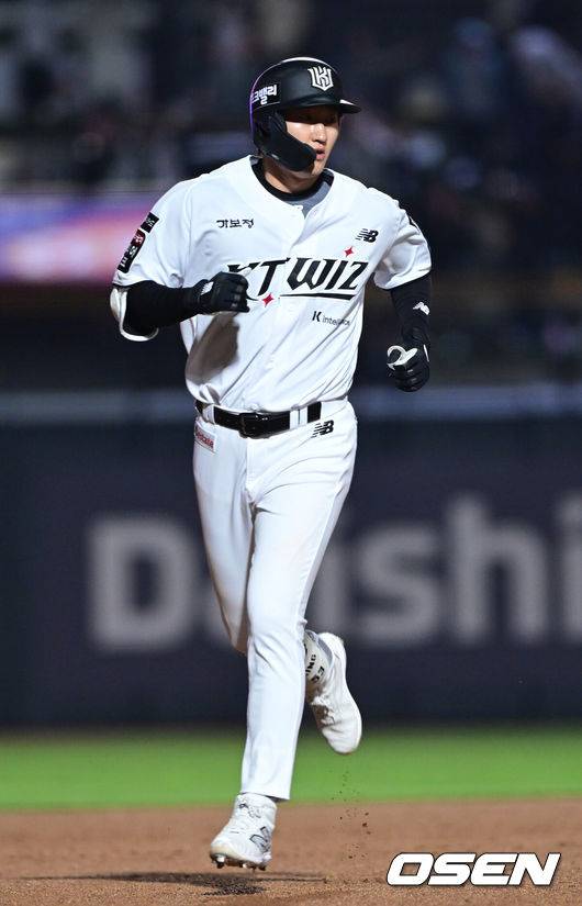 [OSEN=수원, 최규한 기자] 21일 수원 KT위즈파크에서 ‘2026 신한 SOL KBO리그’ KT 위즈와 KIA 타이거즈의 경기가 열렸다.이날 경기는 김민혁이 연장 11회 1사에서 우월 끝내기 솔로포를 터트려 홈팀 KT가 6-5 짜릿한 승리를 거뒀다. 연장 11회말 1사에서 KT 김민혁이 끝내기 우월 솔로포를 날리고 그라운드를 돌고 있다. 2026.04.21 / dreamer@osen.co.kr