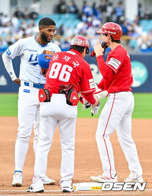 [OSEN=대구, 민경훈 기자] 21일 오후 대구삼성라이온즈파크 ‘2026 신한 SOL Bank KBO리그' 삼성 라이온즈와 SSG 랜더스와 경기가 열렸다.이날 삼성은 최원태를, SSG는 베니지아노를 선발투수로 내세웠다.1회초 SSG 선두타자로 나온 박성한이 초구를 때리며 우익수 앞 안타를 날린 후 1루에서 삼성 1루수 디아즈에게 축하를 받고 있다. 박성한은 개막전부터 19경기 연속 안타 신기록을 이어가고 있다. 2026.04.21 / rumi@osen.co.kr