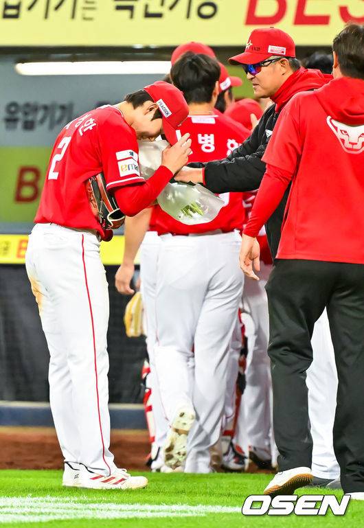 [OSEN=대구, 민경훈 기자] 21일 오후 대구삼성라이온즈파크 ‘2026 신한 SOL Bank KBO리그' 삼성 라이온즈와 SSG 랜더스와 경기가 열렸다.이 경기에서 SSG은 연장 10회 박성한의 결승타에 힘입어 5-4로 이겼다. 박성한은 1회 첫 타석에서 안타를 추가하며 개막 후 19경기 연속 안타를 때려내며 44년 만에 이 부문 신기록을 세웠고 결승타의 주인공이 됐다.경기를 마치고 SSG 박성한이 이숭용 감독에게 신기록 축하 꽃다발을 받고 있다. 2026.04.21 / rumi@osen.co.kr