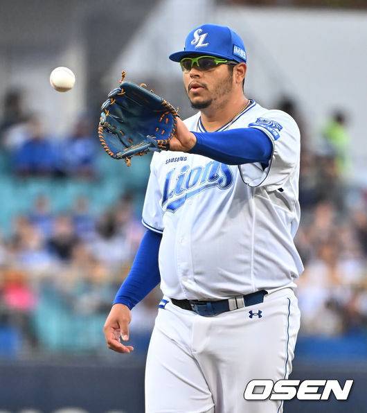 [OSEN=대구, 이석우 기자] 10일 대구삼성라이온즈파크에서 2026 신한 SOL KBO 리그 삼성 라이온즈와 NC 다이노스의 경기가 열린다. 홈팀 삼성은 후라도가, 방문팀 NC는 구창모가 선발 출전한다. 삼성 라이온즈 선발 투수 후라도가 볼을 받고 있다. 2026.04.10 / foto0307@osen.co.kr