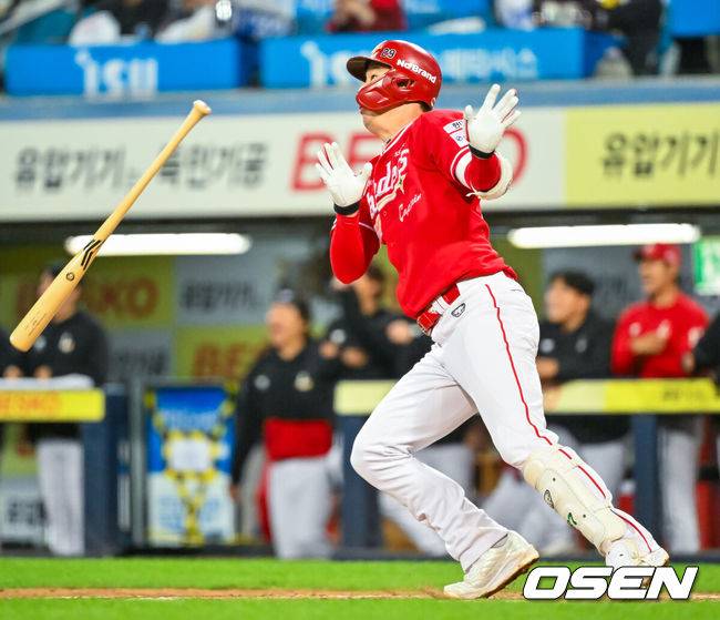 [OSEN=대구, 민경훈 기자] 22일 오후 대구삼성라이온즈파크 ‘2026 신한 SOL Bank KBO리그' 삼성 라이온즈와 SSG 랜더스와 경기가 열렸다.이날 삼성은 후라도를, SSG는 최민준을 선발투수로 내세웠다.9회초 1사 주자 1,2루 SSG 오태곤이 좌중간 재역전 2타점 적시 2루타를 때리고 있다. 2026.04.22 / rumi@osen.co.kr