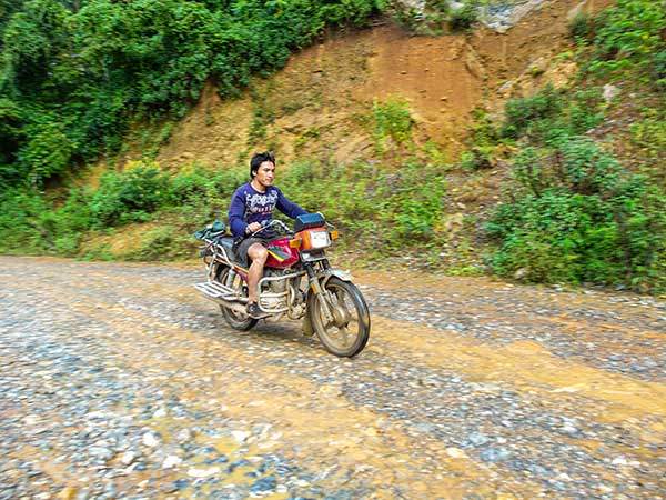 고대 차마고도 시절부터 청석판이 깔린 도로.