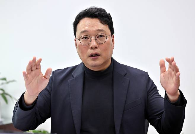 천하람 개혁신당 원내대표가 22일 서울 여의도 국회의원회관에서 진행된 본지와의 단독 인터뷰에서 ‘민원 공포’에 무너진 학교체육 실태를 지적하며 입법 대안을 설명하고 있다.&nbsp;허정호 선임기자