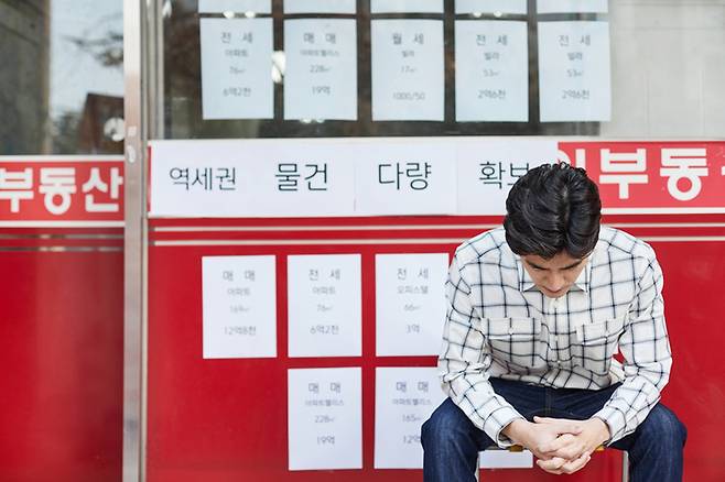 전세 매물 급감으로 서울 주요 지역 공인중개사무소 앞 상담 대기 수요가 눈에 띄게 늘어나는 모습이다. 게티이미지