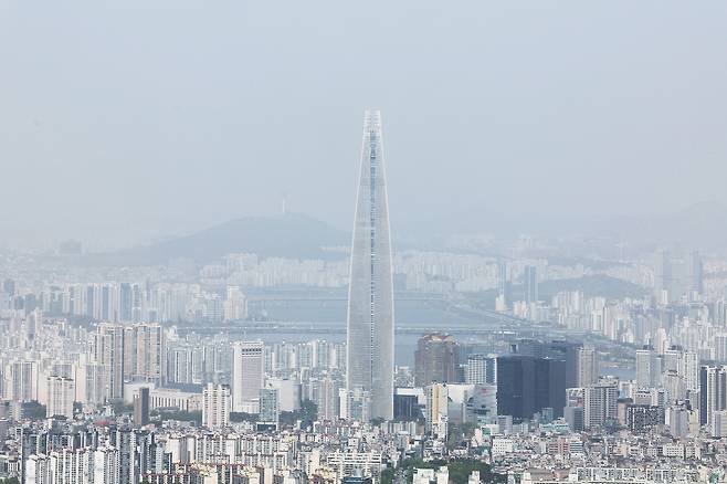 황사가 유입되면서 전국 곳곳에 미세먼지 주의보가 발령된 지난 21일 경기도 광주시 남한산성에서 바라본 서울 시내가 뿌옇다. 연합뉴스