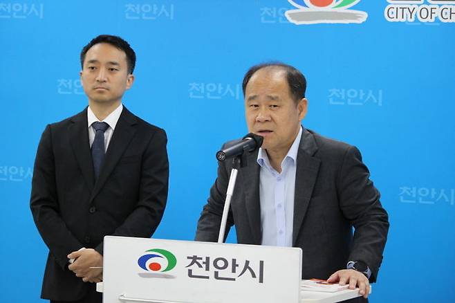 윤중길(오른쪽) 천안시 미래전략과장과 랩투보틀 이동헌 대표가 22일 천안시청 브리핑실에서 청소년 카페인 세이프존(SAFE ZONE)’ 조성을 시작한다고 밝혔다.