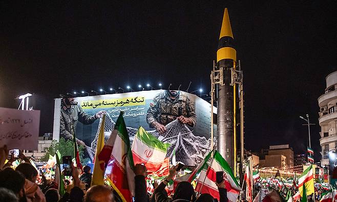 테헤란 광장에 등장한 미사일 이란 시민들이 21일(현지시간) 수도 테헤란 엔겔랍 광장에서 이란 협상 대표단을 지지하는 집회를 연 가운데, 광장에 코람샤르-4 미사일이 전시돼 있다. 파키스탄 시간으로 22일로 예상됐던 미국·이란 간 2차 대면 협상은 열리지 않았고, 도널드 트럼프 미국 대통령은 휴전 연장을 발표했다. 테헤란=UPI연합뉴스