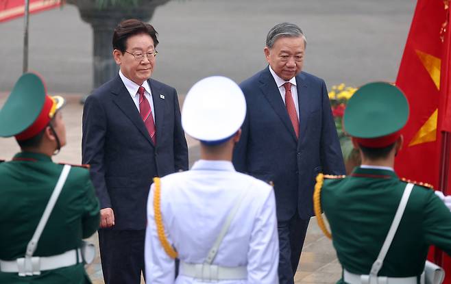 베트남을 국빈 방문중인 이재명 대통령이 22일 하노이 주석궁에서 열린 공식환영식에서 또 럼 공산당 서기장과 의장대를 사열하고 있다.