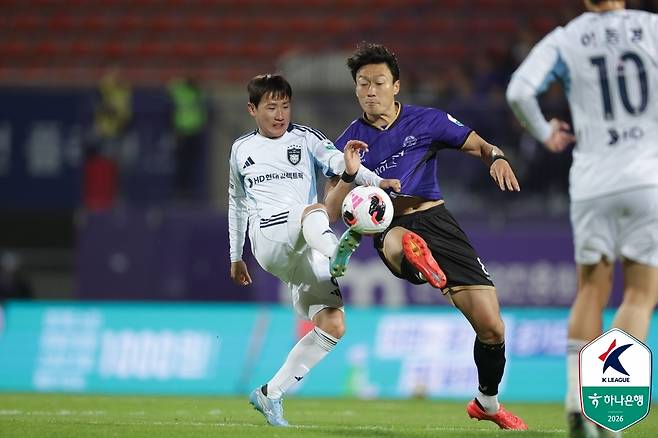 울산 HD는 22일 안양종합운동장에서 열린 K리그1 2026 9라운드 FC안양과의 원정경기에서 전반 초반 선제골을 내주며 끌려갔으나, 후반 터진 허율의 동점골에 힘입어 1-1로 비겼다. 프로축구연맹 제공